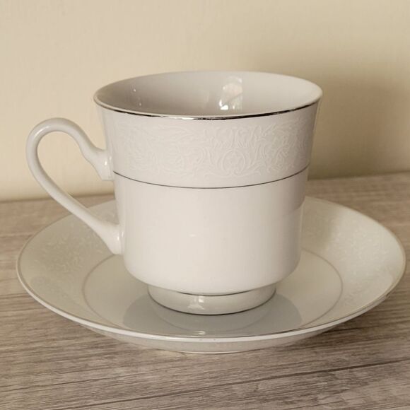 Teacup and saucer set - Picture 1 of 5